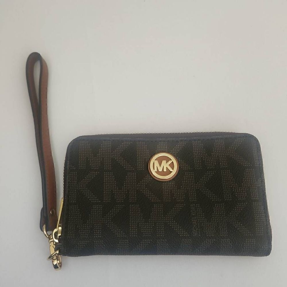 Michael Kors Round Logo Signature Wallet/Smartphone Case Wristlet,  NWOT